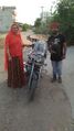 बाईक राईडर अभिषेक गौतम का अपने निवास पर सम्मान करती शहीद वीरांगना भँवरी देवी।