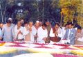 श्री दौलतराम सारण के साथ किसानघाट पर प्रधान मंत्री चन्द्रशेखर, रेलमंत्री अजय सिंह और पेट्रोलियम मंत्री सत्यप्रकाश मालवीय 23.12.1990