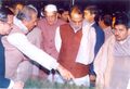 श्री दौलतराम सारण के साथ किसानघाट पर प्रधान मंत्री चन्द्रशेखर और पेट्रोलियम मंत्री सत्यप्रकाश मालवीय 23.12.1990