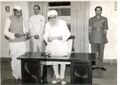 दौलतराम सारण राज्यपाल गुरुमुख निहाल सिंह से 1957 में मंत्री पद की शपथ लेते हुये