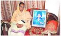 स्व. मानद कैप्टन हरभजन सिंह की पत्नी श्रीमती मंजीत कौर अपने पति के चित्र के साथ