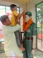हवलदार हरिओम सिंह की प्रतिमा को माल्यार्पण कर श्रद्धांजलि अर्पित करते उनका पौत्र