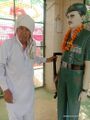 हवलदार हरिओम सिंह की प्रतिमा के साथ पिता चौधरी श्री चांदराम धारीवाल