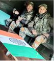 सैन्य वाहन में सिपाही लक्ष्मण के पार्थिव शरीर के साथ सैनिक