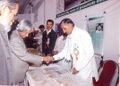 महावीर सिंह द्वारा तैयार बीजों का अवलोकन करते राष्ट्रपति अब्दुल कलाम