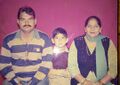 कैप्टन पवन कुमार बचपन में अपने माता पिता के साथ