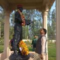 कैप्टन पवन कुमार की प्रतिमा को सलाम करते पिता राजकुमार खटकड़
