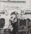 राव निवास के समक्ष माल गुजारी हाथी पर सवार हाथ में तलवार लिए राव लक्ष्मी नारायण सिंह जी