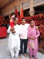 मेजर सतीश दहिया अपने मात-पिता के साथ राजस्थान के चूरु जिले के प्रसिद्ध सालासर हनुमानजी मंदिर में