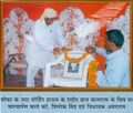 Trilok Singh Mahla paying homage to comrade Kanaram at Sikar Jat Boarding