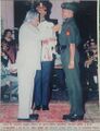 महामहिम राष्ट्रपति एपीजे अब्दुल कलाम से शौर्य चक्र पदक ग्रहण करते हुए राइफलमैन सुरेश सिंह